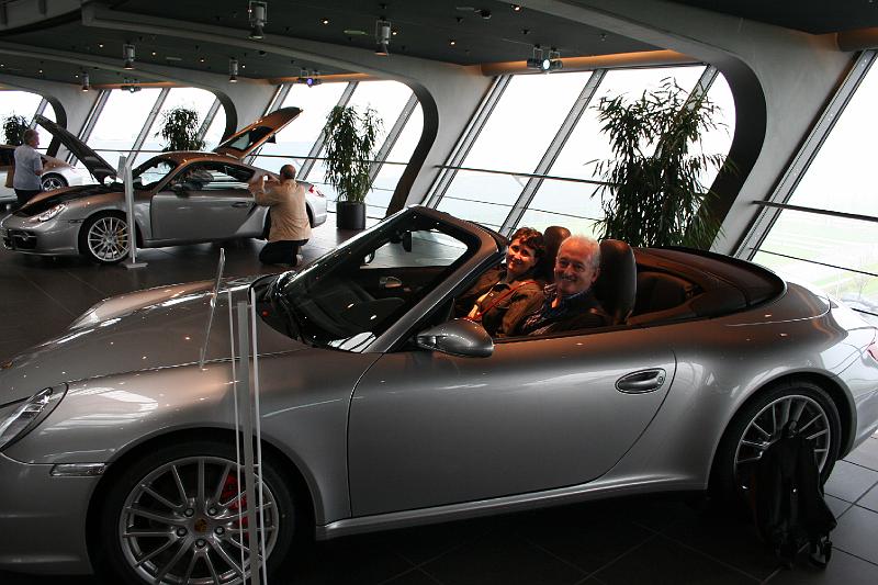 j- Porsche (79).JPG - Visite de Porsche - Chantal et Bernard Fargette dans un halo de bonheur